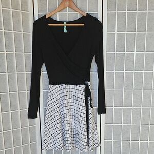 Gilli Black and White Long Sleeve Dress